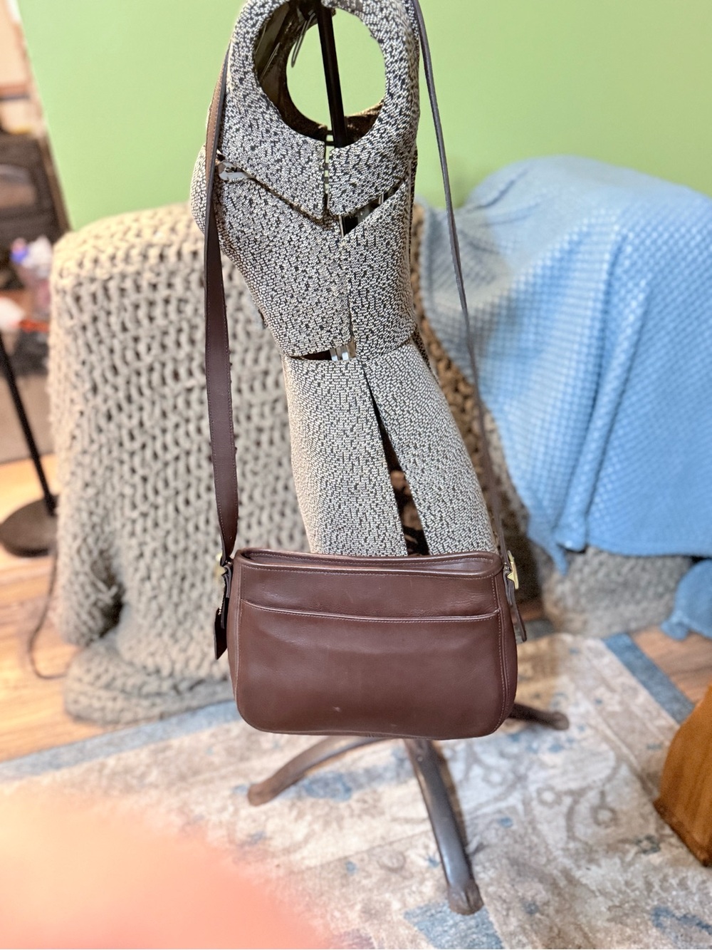 Classic Brown Coach 1990’s Leather Crossbody Bag G8D-6000